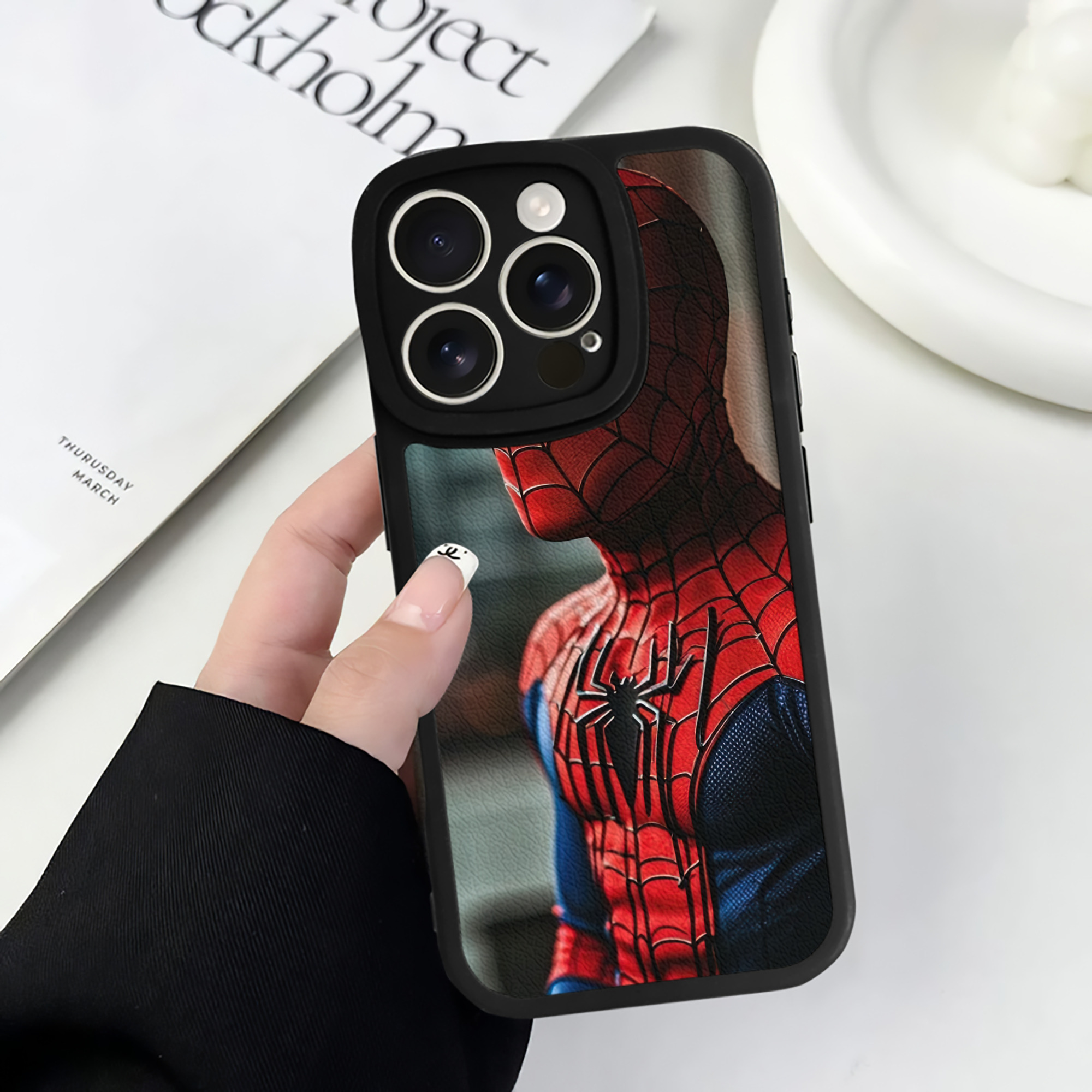 （画像用） Spider Man スパイダーマン 【iPhone 16シリーズ対応】シリコンスマホケース（レザー調） 材質：シリコン